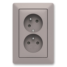 ABB ZONI 5513T-C02157 144 ZÁSUVKA DVOJNÁSOBNÁ S OCHR. KOLÍKY S CLONKAMI S NATOČENOU DUTINO